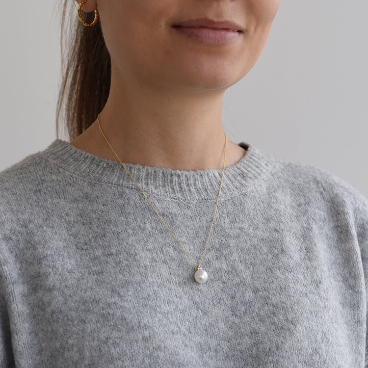 Perle Anhänger mit Zirkonia auf dem Hals 61500