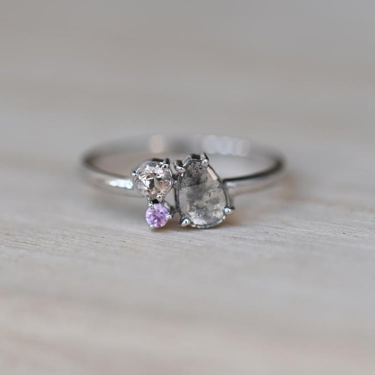 Cluster-Ring mit Salt and Pepper Diamant, Morganite und Saphir Tecka 48988