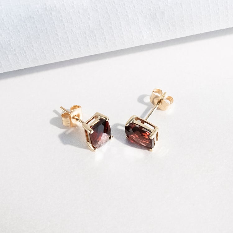 Goldene Ohrringe mit Granaten Handan 114286