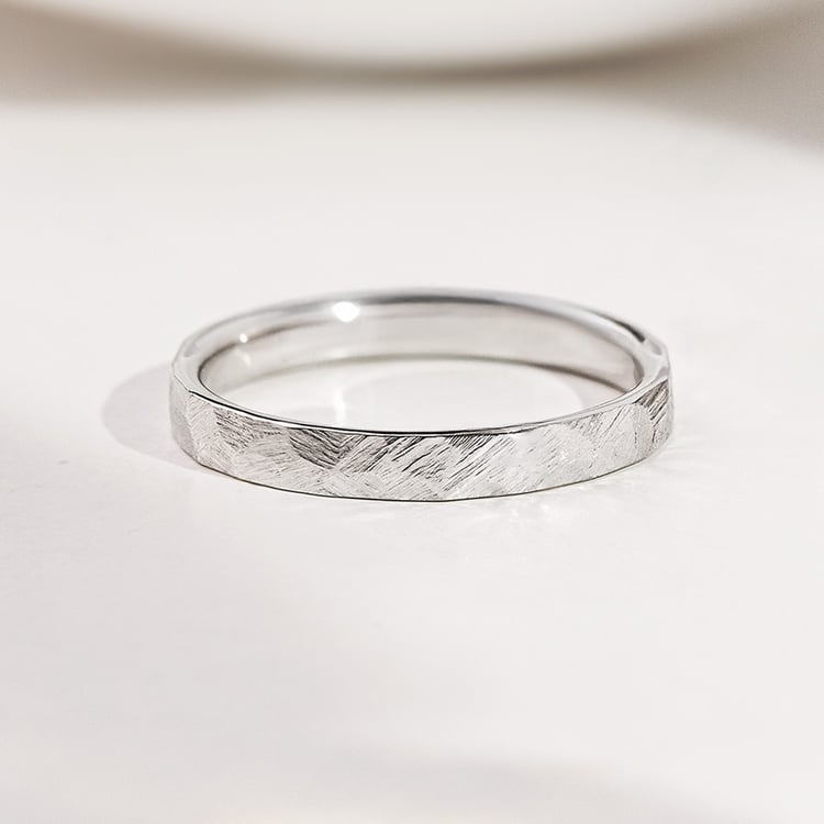 Moderne Eheringe aus Gold Laqen 156795