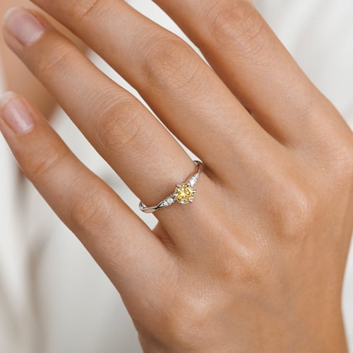 Verlobungsring aus Gold mit 0.36ct IGI-zertifiziertem Lab Grown Diamanten Mileva