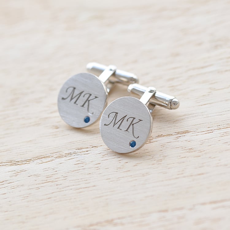 Silberne Manschettenknöpfe mit Gravur und blauen Diamanten Izaro 69809