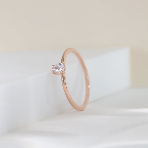 Verlobungsring mit einem Diamanten in Birnenform North