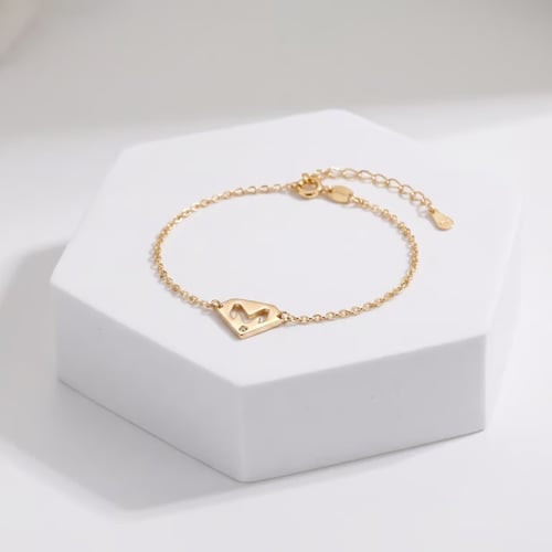 Armband aus Gold mit Diamant und dem Buchstaben M von Nola