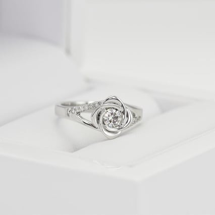Verlobungsring in Form einer Rose mit Lab Grown Diamanten Xalor