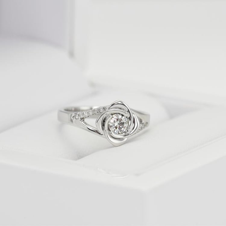 Ring im Blumen-Form 75583