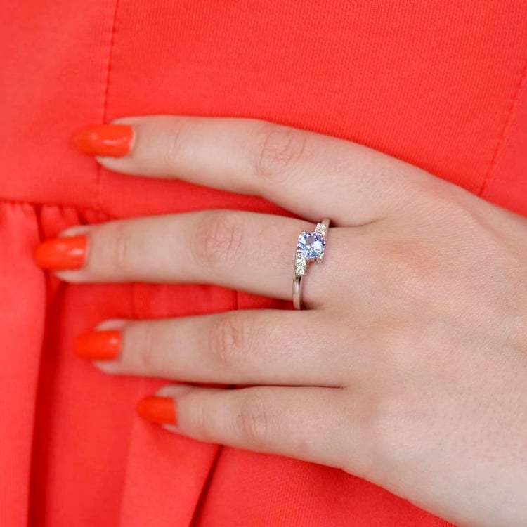 Goldener Ring mit Tansanit und Diamanten auf dem Finger 107072