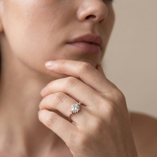 Verlobungsring aus Gold in Haselnussfarbe mit Princess-Moissanit Medrie