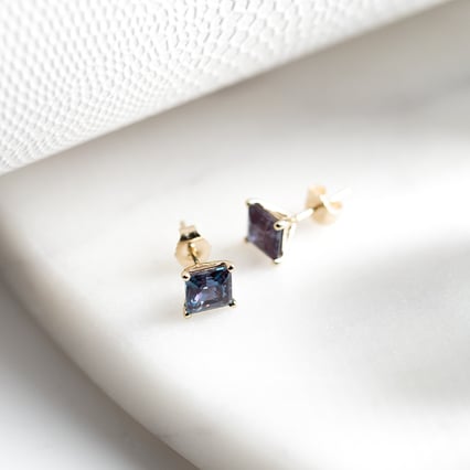 Goldene Ohrringe mit Princess-Alexandriten Enola