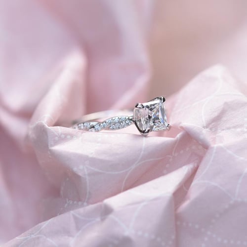 Goldener Verlobungsring mit Diamanten Boaz