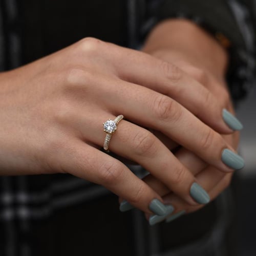 Goldener Verlobungsring mit Diamanten Lineas