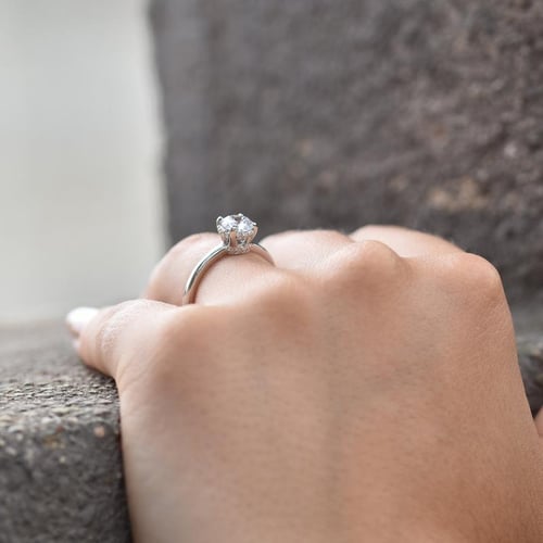 Strahlender Verlobungsring mit Moissanit und Lab Grown Diamanten Xela