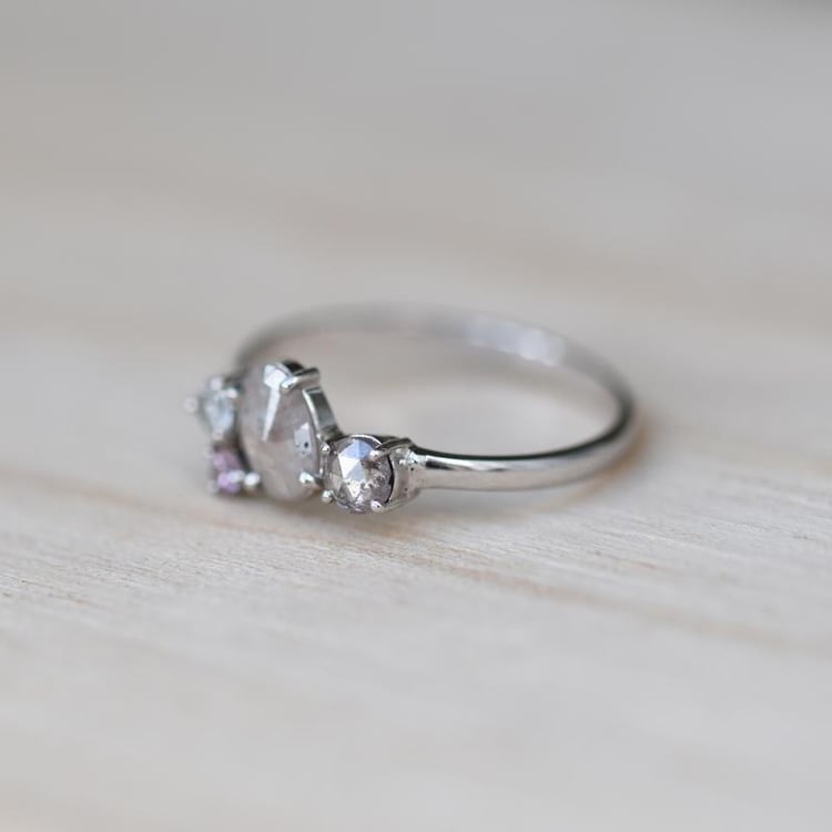 Cluster-Ring mit Salt and Pepper Diamanten und Saphir Gauma 48984