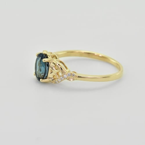 Goldener Topasring mit Diamanten Alanyse