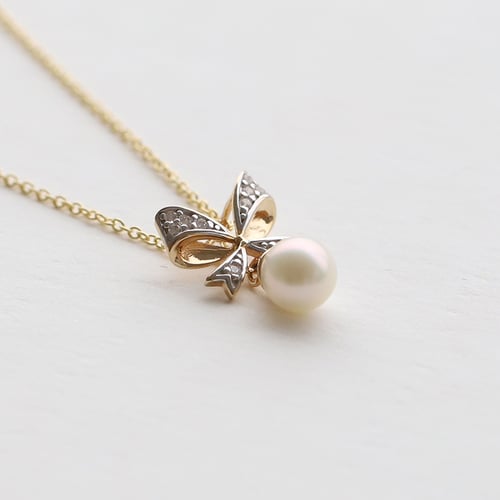 Perlenanhänger mit Schleife und Lab Grown Diamanten Mischa