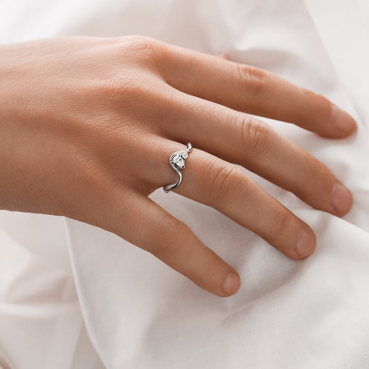 Silberner Ring in Wellenform mit einem tropfenförmigen Moissanit Mirjana 167330