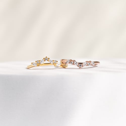 Ring in V-Form mit runden und Marquise Lab Grown Diamanten Fergal
