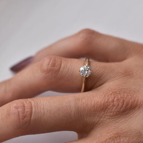 Klassischer Verlobungsring mit Diamant Tila
