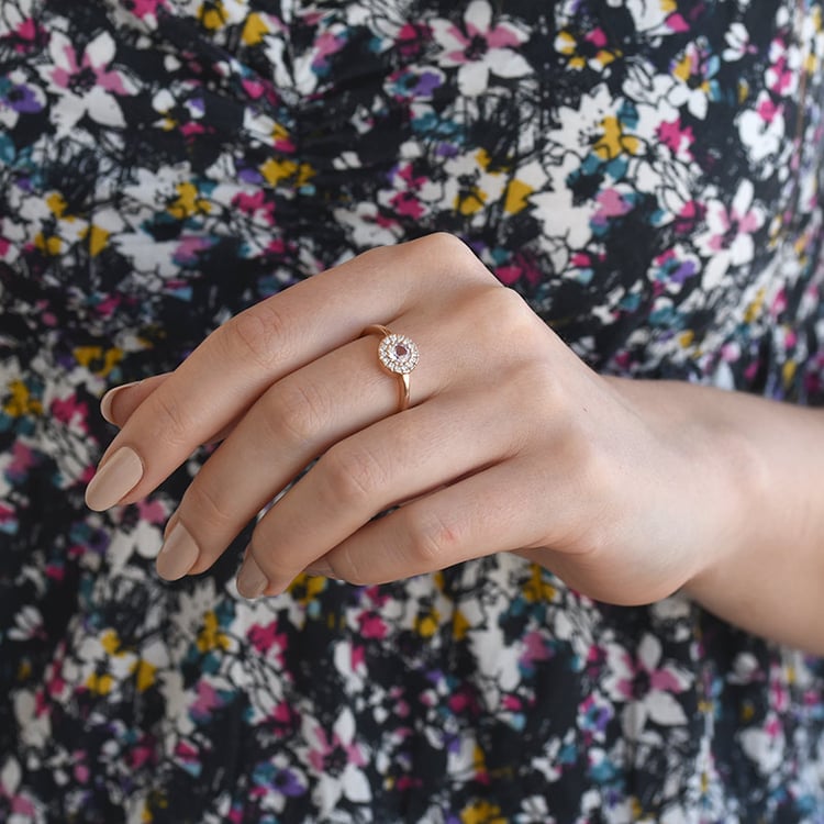 Rosegold Verlobungsring auf dem Damenhand 70856