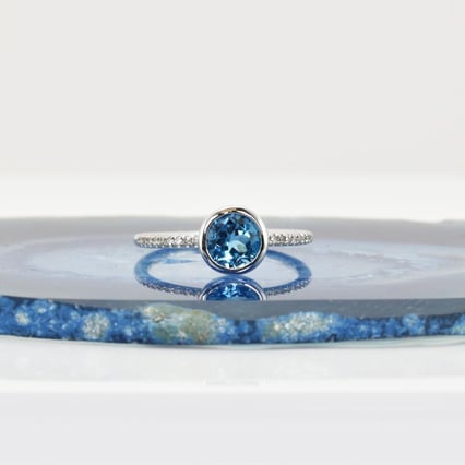 Himmlischer Topas im Goldring mit Diamanten Nyusha