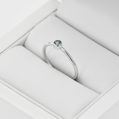 Goldener minimalistischer Ring mit London Topas Emilien