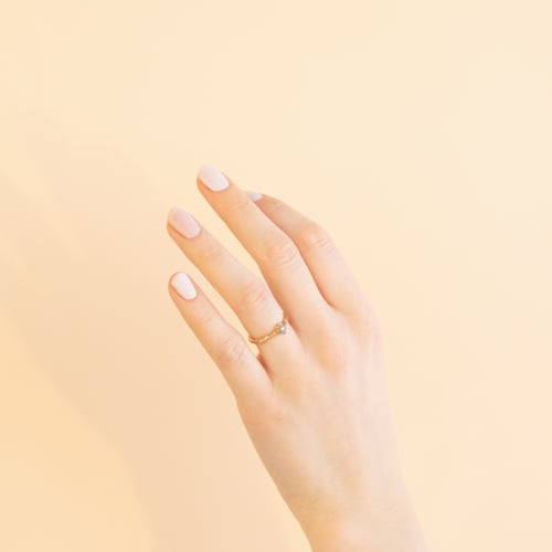 Goldener Ring im Holzdesign mit einem Salt and Pepper Diamanten Lilia