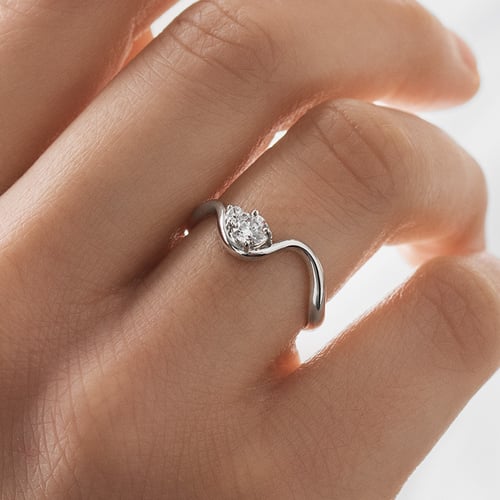 Verlobungsring in Wellenform mit rundem Diamant Debora