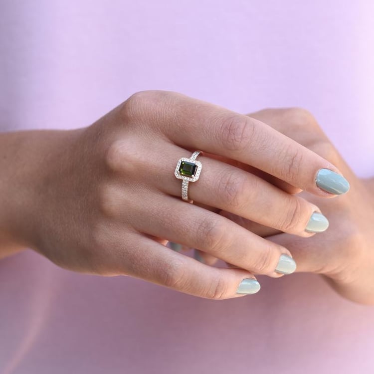 Ring mit Turmalin und voll von Diamanten auf dem Hand 47474