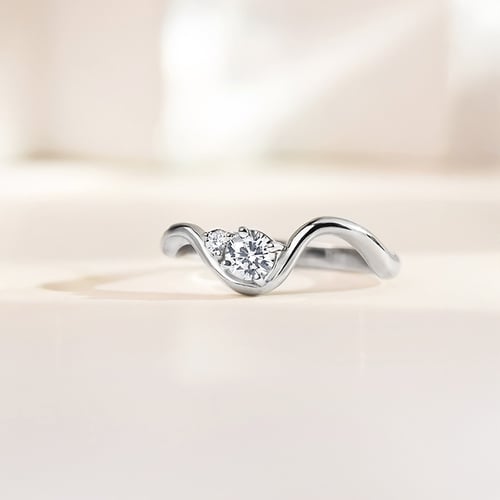Verlobungsring in Wellenform mit rundem Diamant Debora