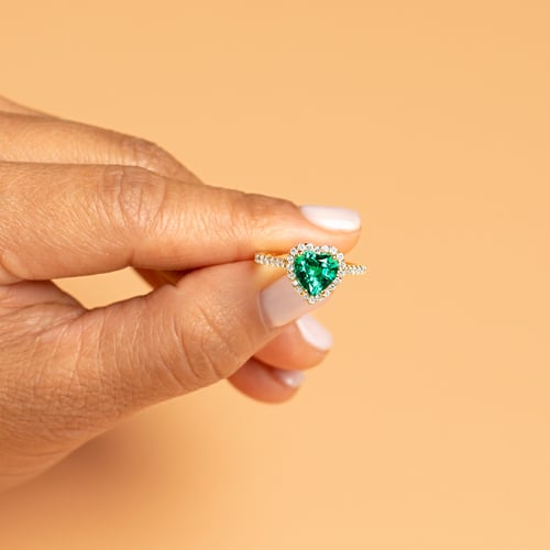Goldener Ring mit Lab Grown Smaragd in Herzform und Diamanten Harold
