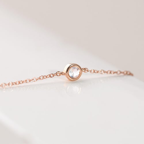 Silbernes minimalistisches Armband mit Mondstein Bonato
