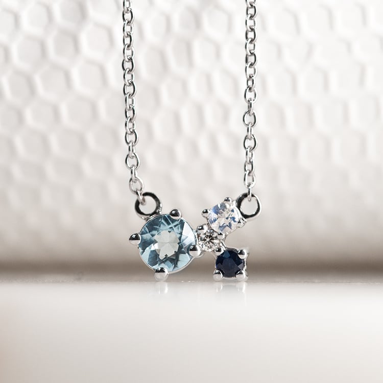 Cluster-Kette mit Mondstein, Aquamarin, Saphir und einem Diamanten Millie 132080