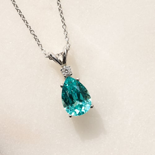 Schmuckset mit einem Lab Grown Paraiba Turmalín in Birnenform Ademir