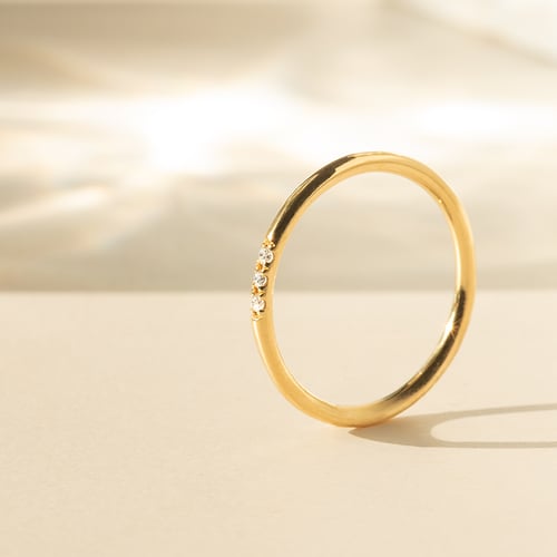 Zarter Ring mit drei Diamanten Sia