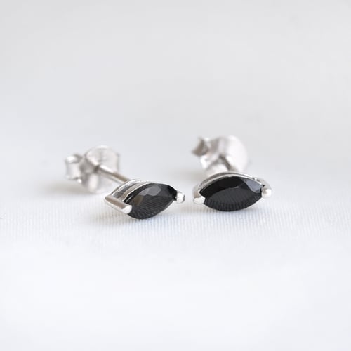 Minimalistische silberne Ohrringe mit schwarzem Spinell Andine