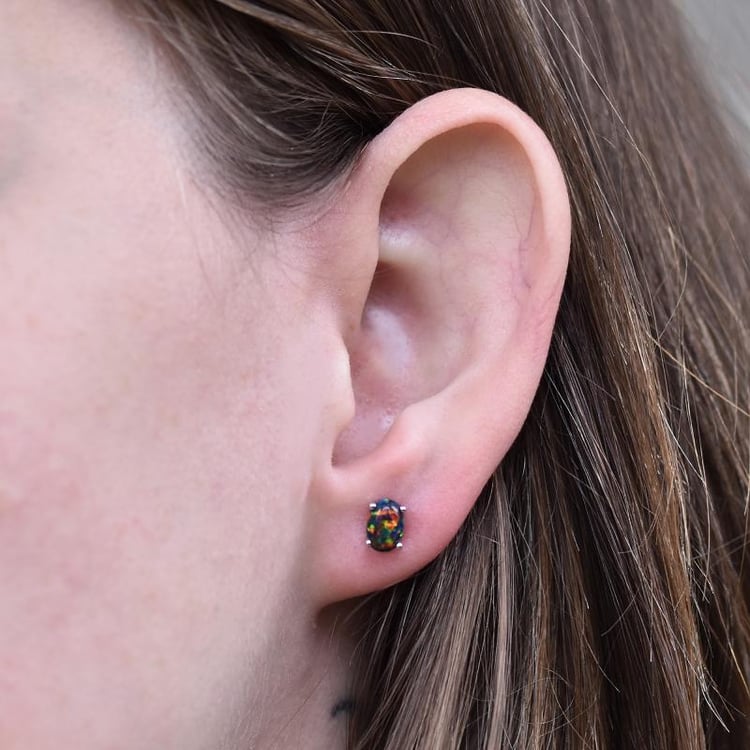 Schwarzer Opal in goldenen Ohrringen Qati 25854