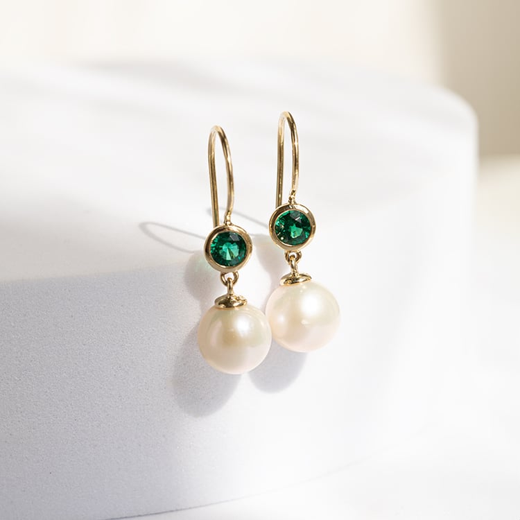 Goldene Perlenohrringe mit Lab Grown Smaragden Truett 143911