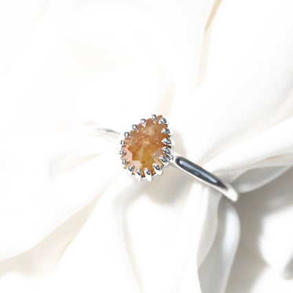 Goldring mit birnenförmigem Salt and Pepper Diamanten Ryley