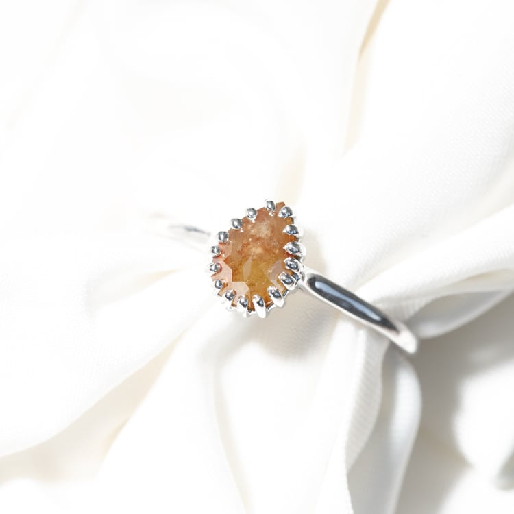 Goldring mit birnenförmigem Salt and Pepper Diamanten Ryley 126374