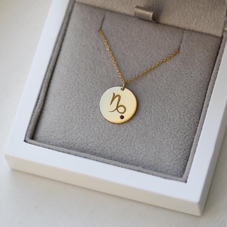 Gold Anhänger Steinbock Sternzeichen mit Granat in Eppi-Geschenkbox 51588