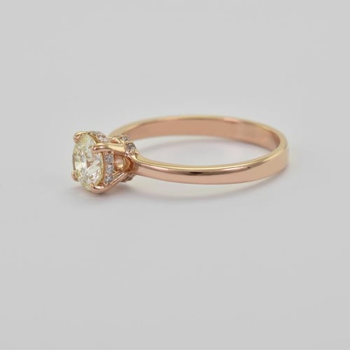 Strahlender Verlobungsring mit Moissanit und Lab Grown Diamanten Xela