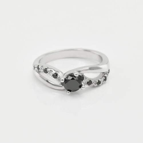 Verlobungsdiamant mit schwarzen und weißen Diamanten Ewie