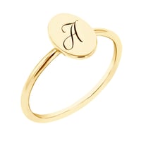 Ovaler Ring mit eingraviertem Buchstaben Riley