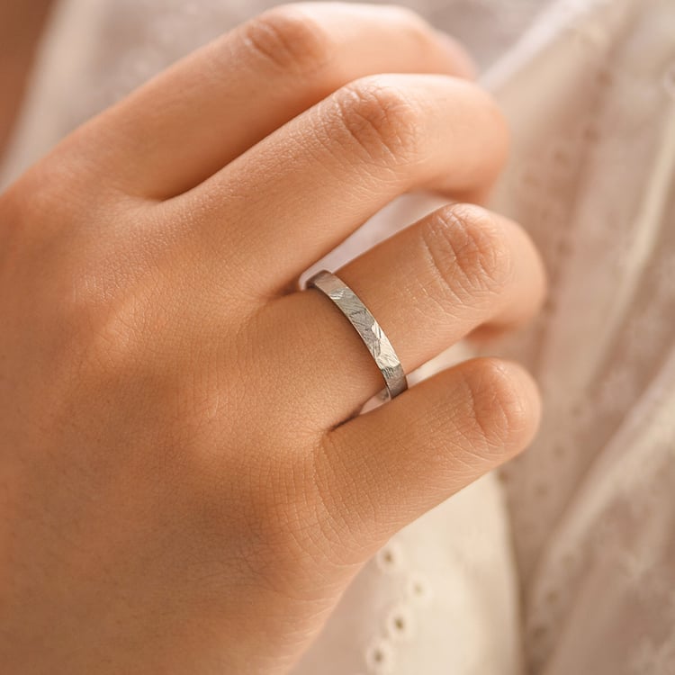 Moderne Eheringe aus Gold Laqen 156796