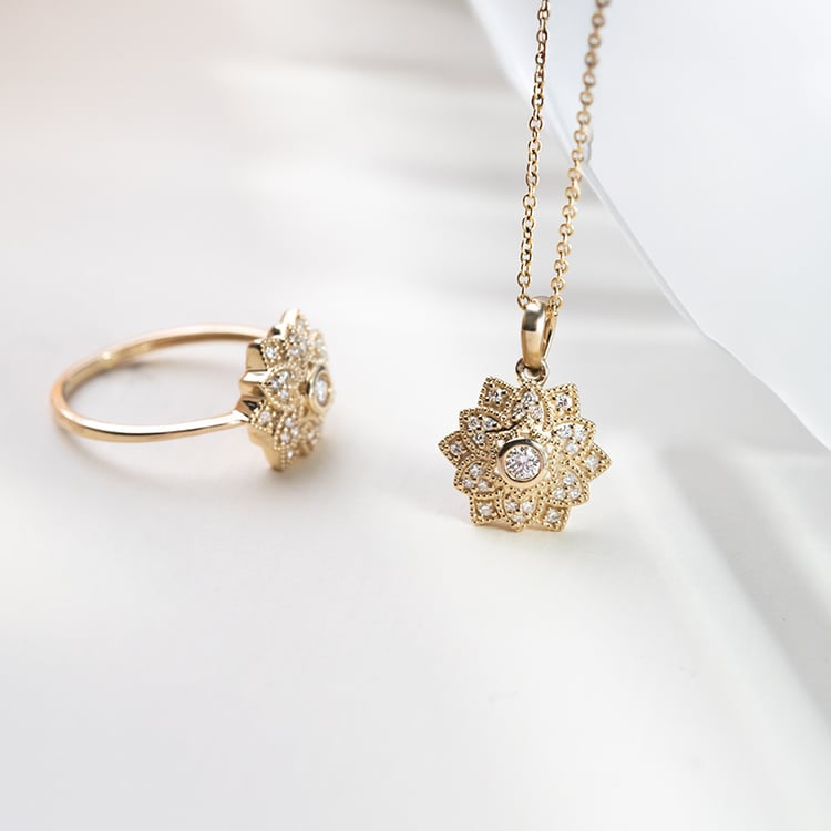 Goldene Set mit Blüten und Diamanten Sharla 152257