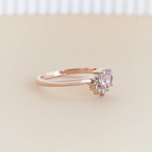 Minimalistischer Ring aus Gold mit Morganit Sonnie