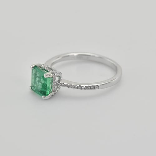 Ring mit einem Smaragd in Princess Form und Diamanten Kip
