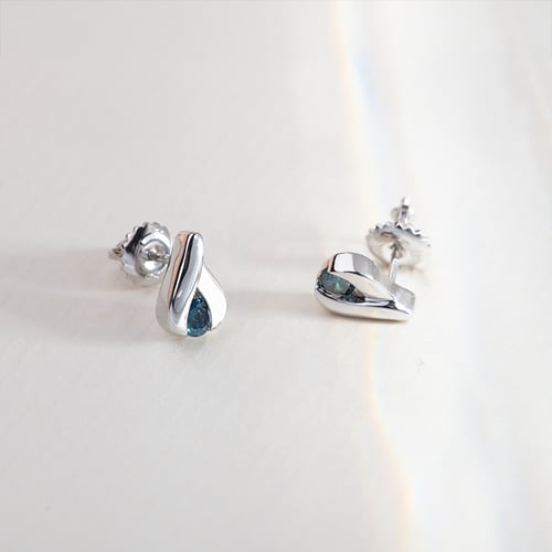 Dezente Ohrringe mit blauen Diamanten Fox