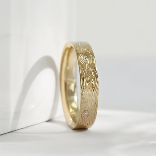 Eheringe mit einer Gravur wie eine Holzmaserung und Diamanten Dyanna