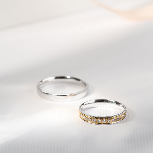 Goldene Eheringe mit verzierten Rändern und Diamanten Tasha